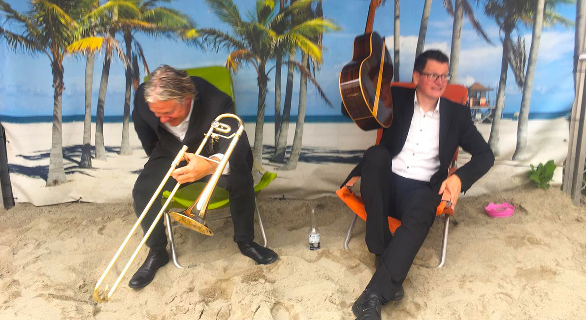 To menn med trekkbasun og gitar :foto