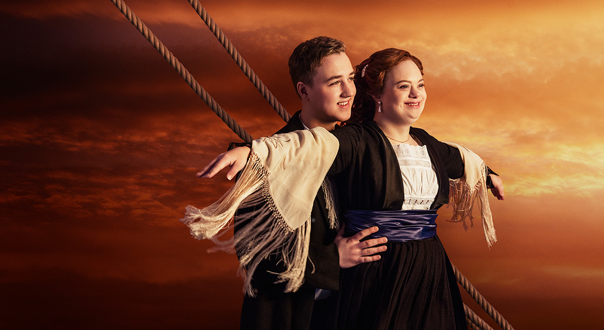 Mann og kvinne etterligner bilde fra filmen Titanic :foto
