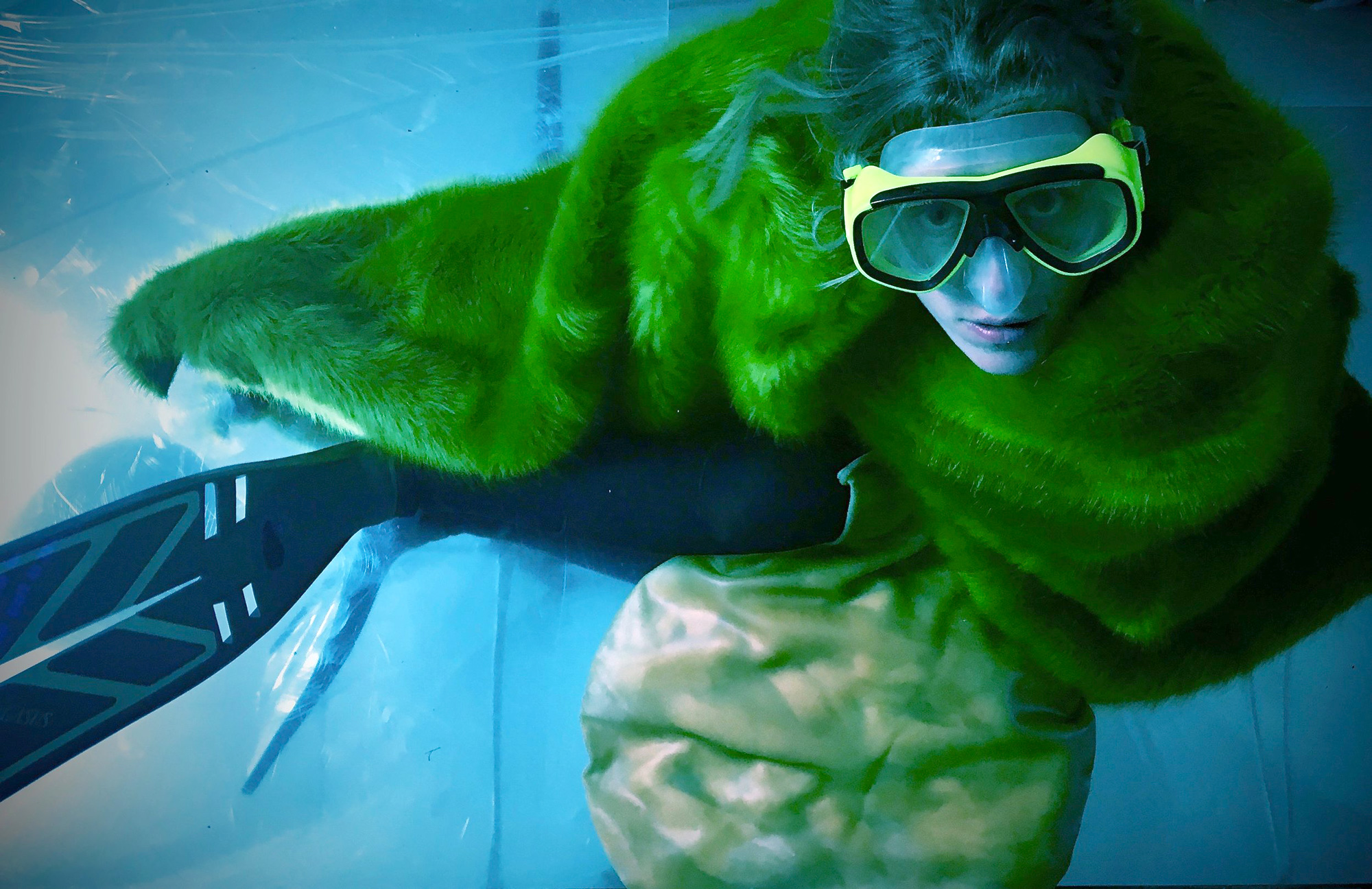 Kvinne med dykekbriller og grønt kostyme :foto