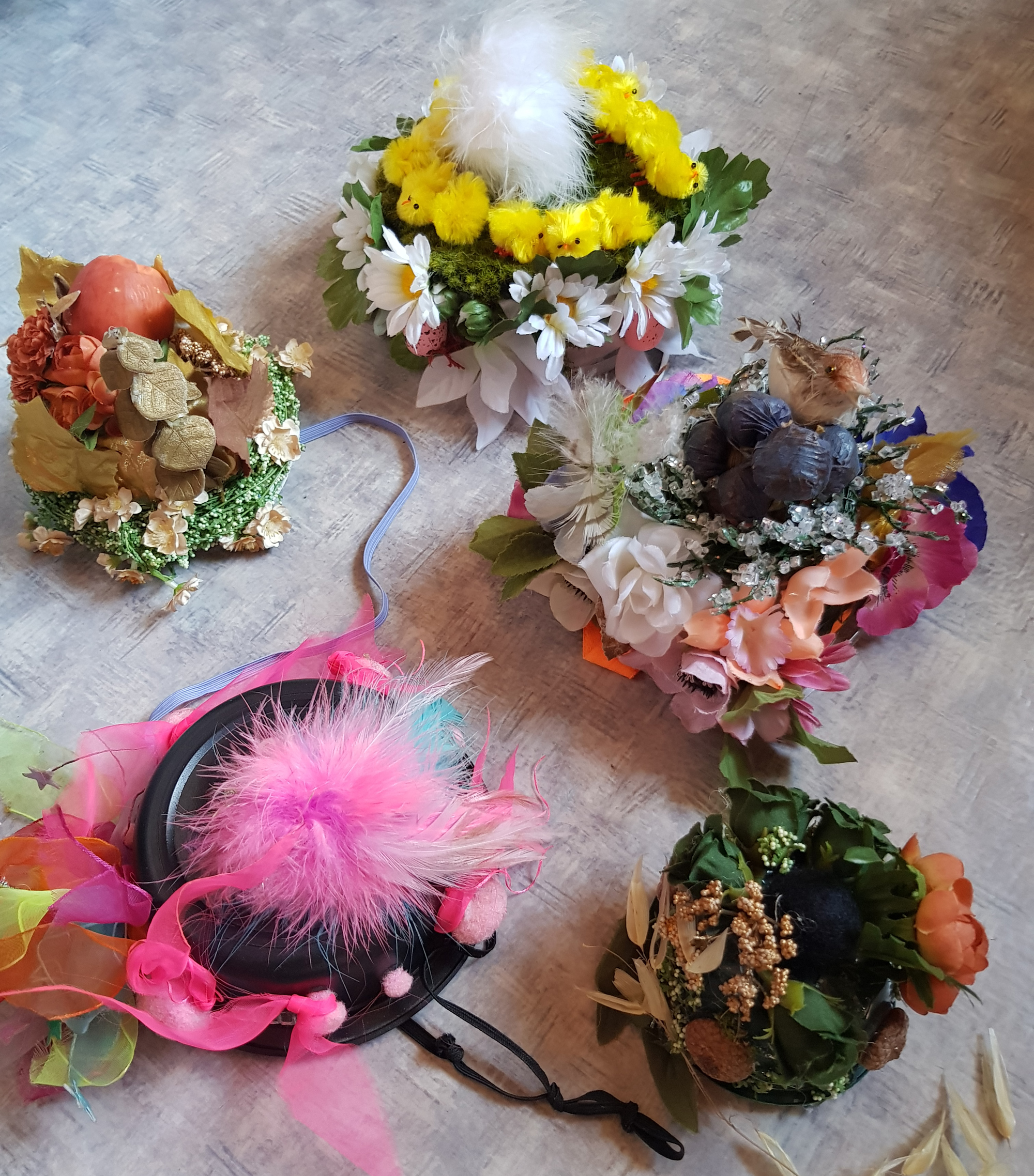 Hatter med blomsterpynt, fra hatteverksted :foto