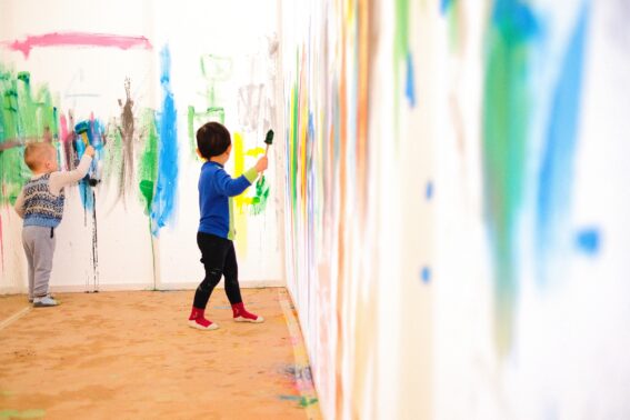 Barn maler på vegg :foto