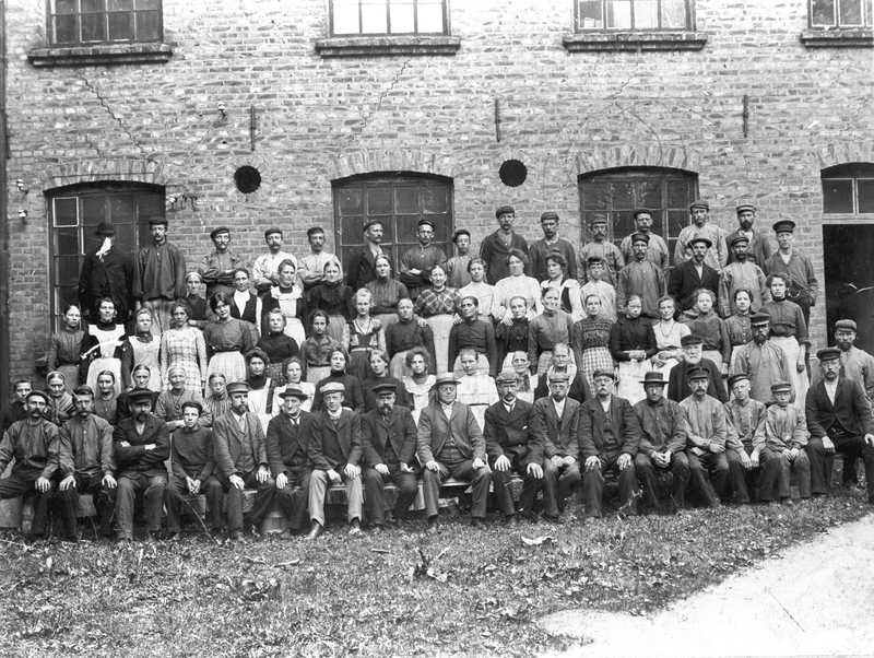 foto av arbeiderne ved Fossekleven fabrik