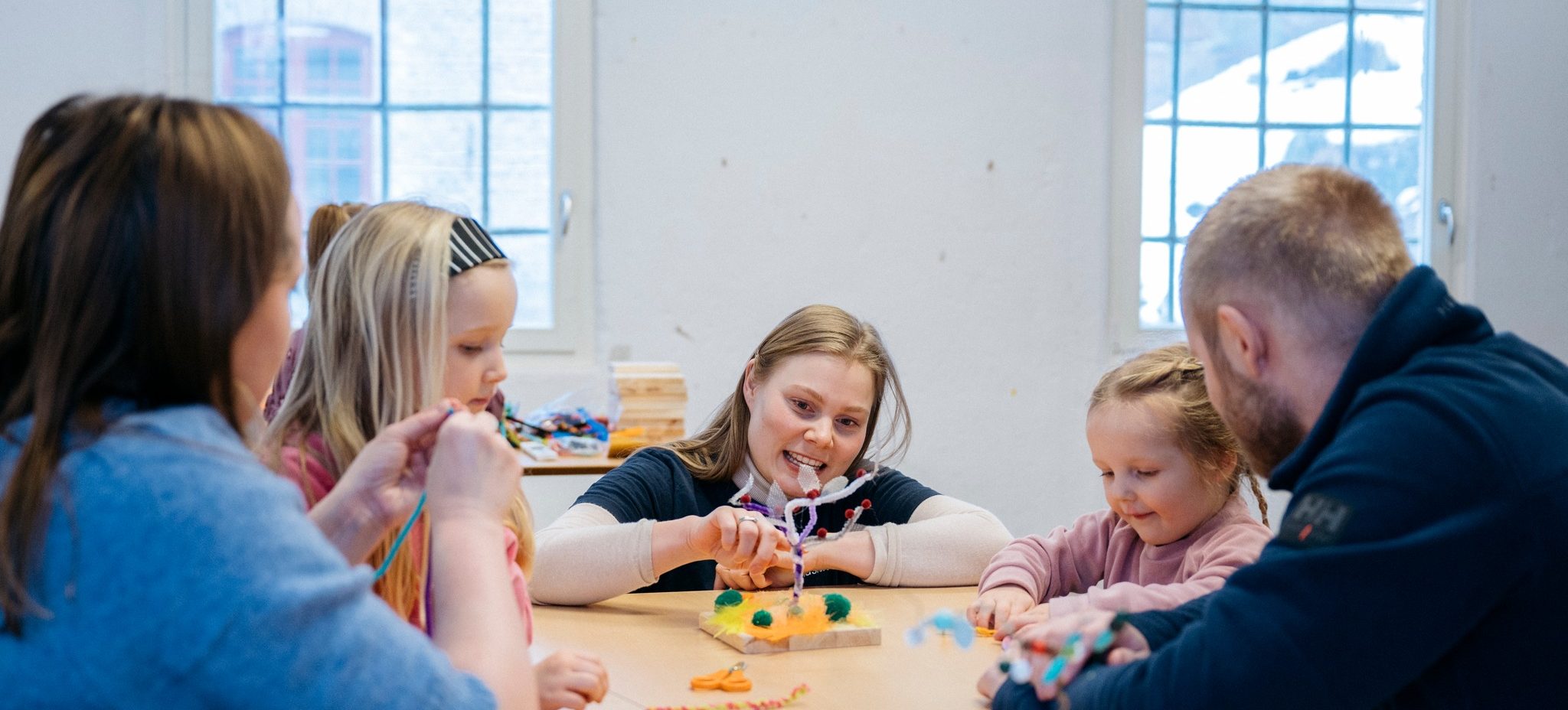 barn og voksne på verksted