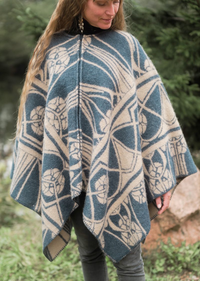 Poncho av pledd i mønsteret “Knuter og Linjer” - klassisk Art Nouveau - Bilde 2