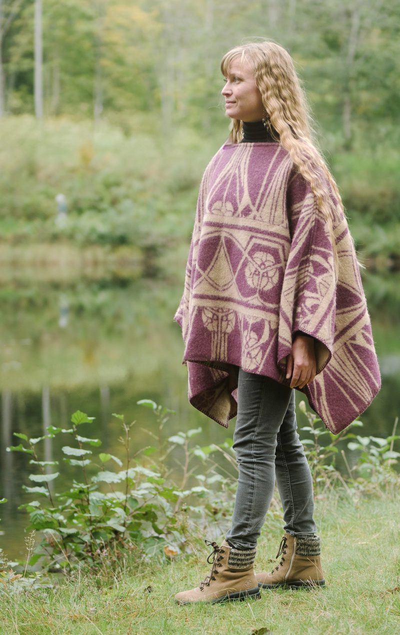Poncho av pledd i mønsteret “Knuter og Linjer” - klassisk Art Nouveau - Bilde 4