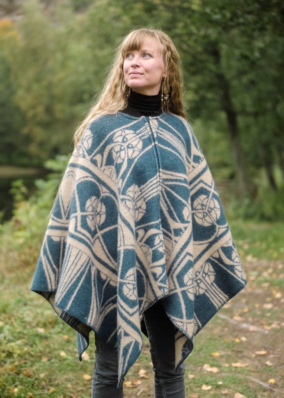 Bilde av en kvinnelig modell med poncho sydd av Bergerpledd