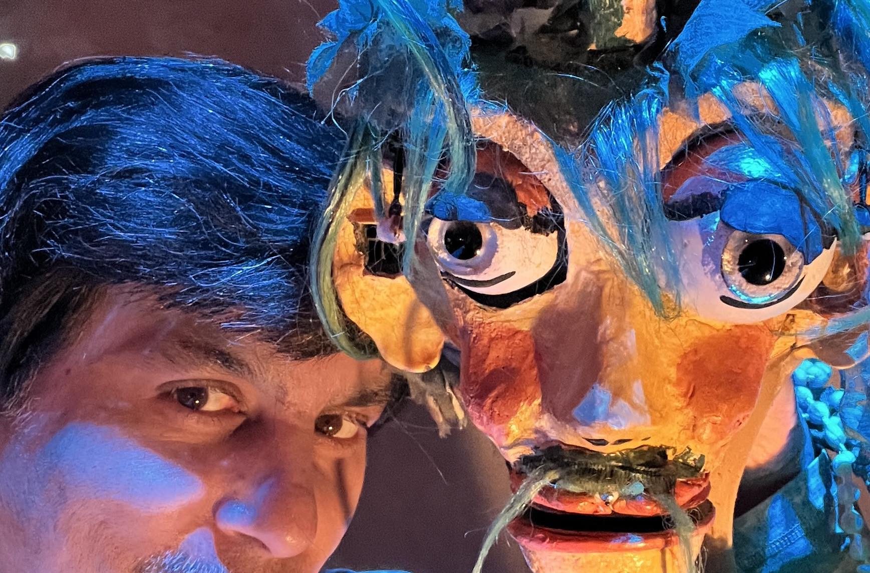 Foto av mann med teaterfigur