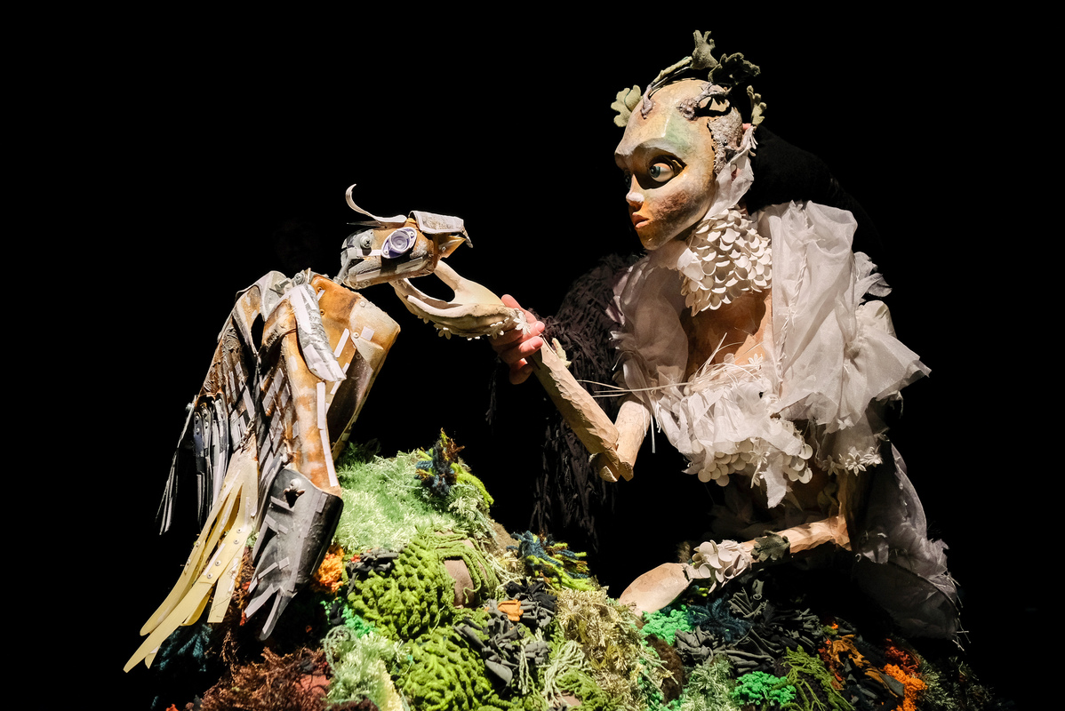 Menneskefigur og fuglefigur fra figurteaterforesstilling