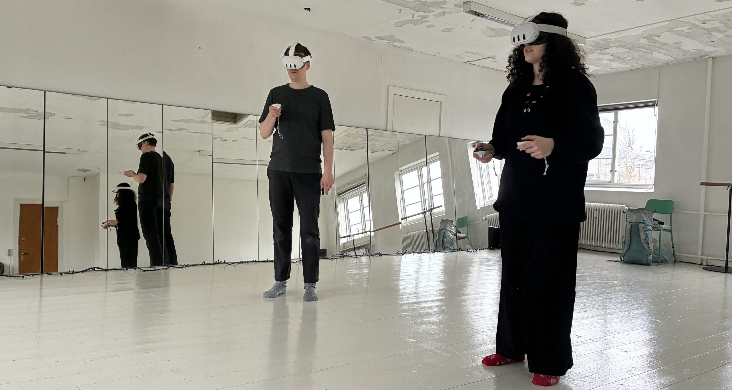 ungdommer med VR briller i et hvitt rom
