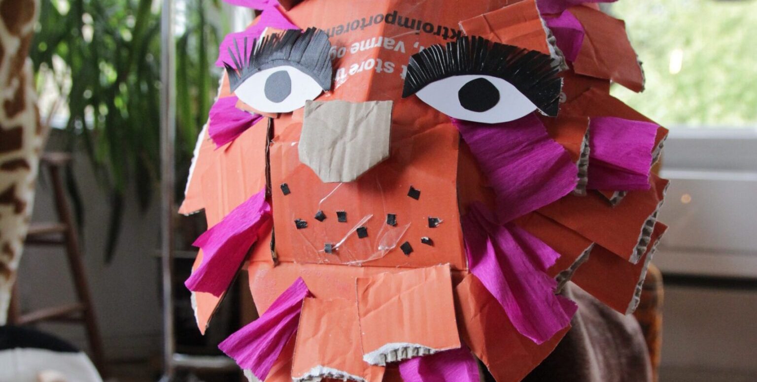 Hjemmelaget maske som ser ut som een løve